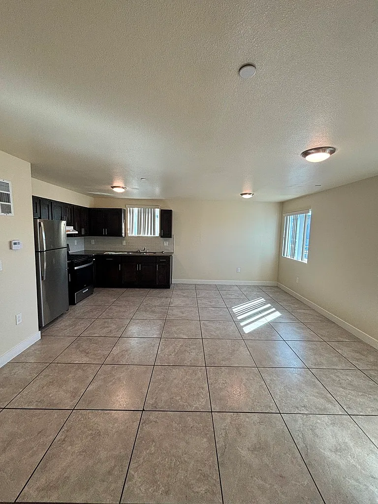 3 bed, 1156 sqft, $3,525 — Photo 2