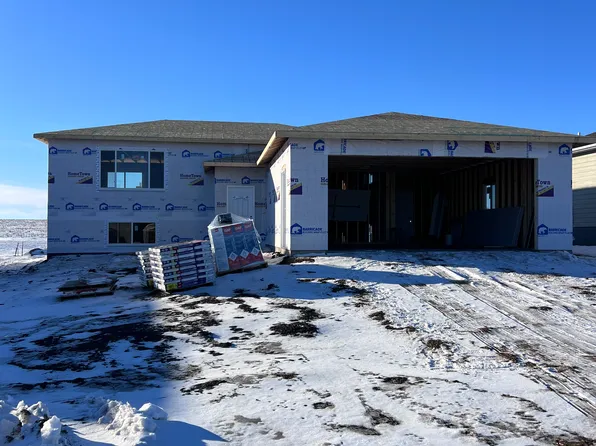 121 27th St NW, Watertown, SD 57201