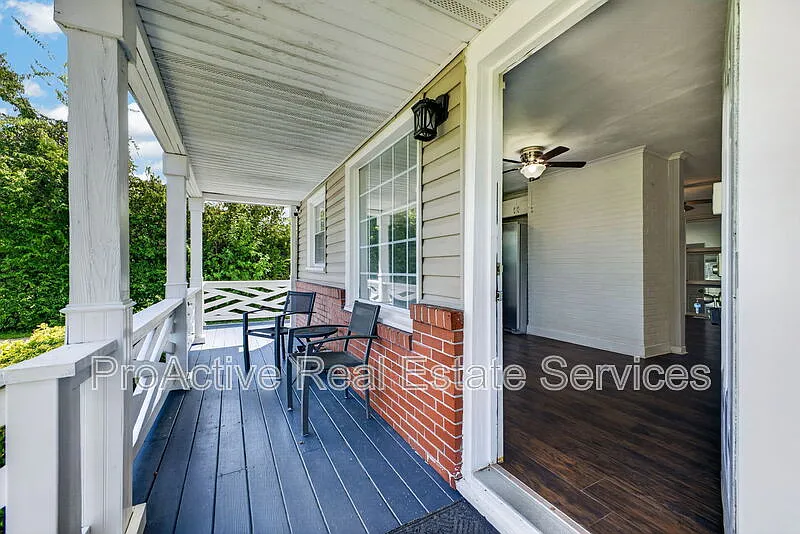3 bed, 2.0 bath, 1289 sqft, $2,500 — Photo 3