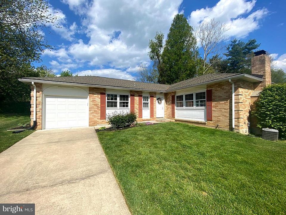1st image of 31 Decker Dr