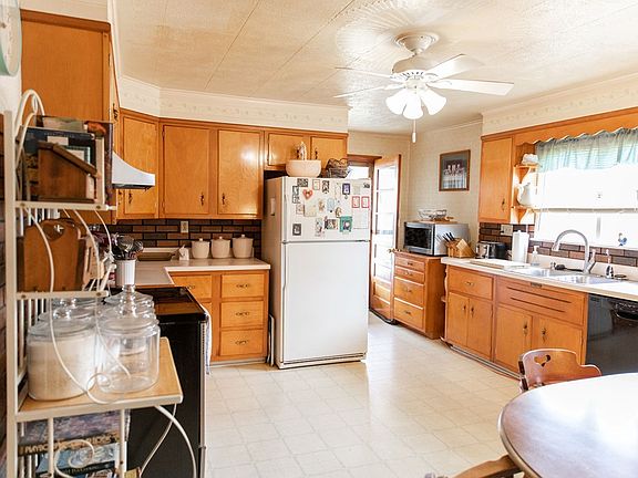 5th image of 706 Hillcrest Lane