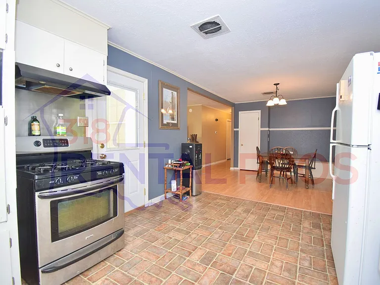 1201 Greenwood Dr — Photo 9