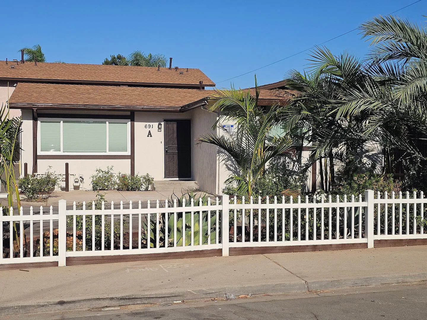 691 Graves Ave — Photo 1