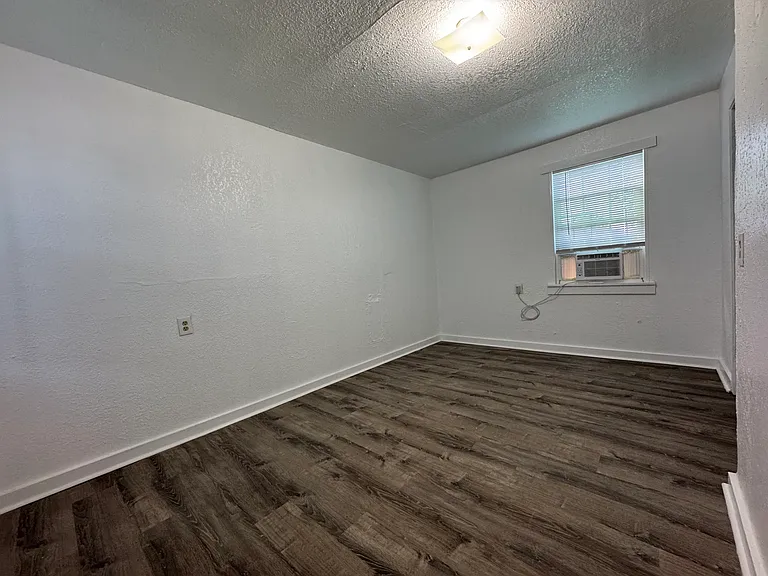 1115 Elgin St — Photo 8