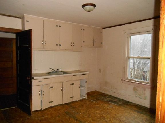 4th image of 2629 Hanson St