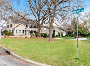 2615 Robinhood Rd, Winston Salem, NC 27106