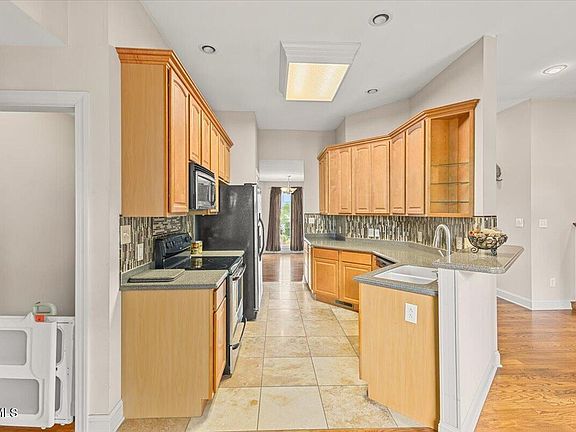 3rd image of 32582 Spring Crest Dr