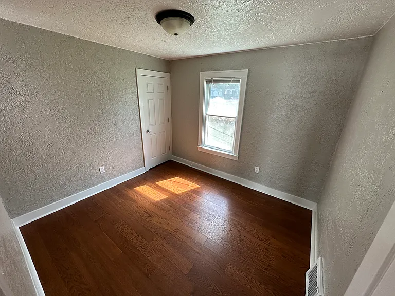 554 Bond Ave — Photo 8