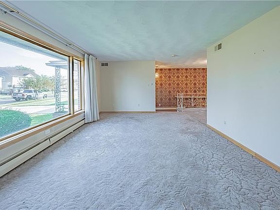 5th image of 65 Joseph Dr