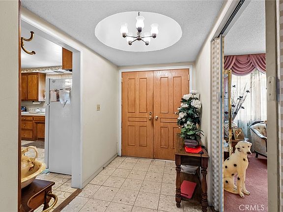 4th image of 301 E Buckthorn St