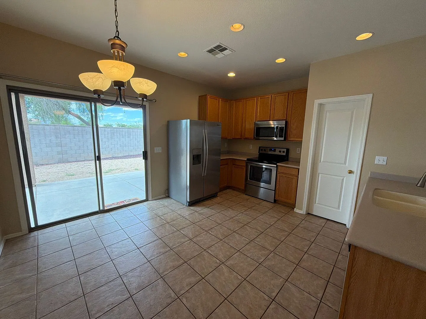 4 bed, 2.0 bath, 1762 sqft, $1,800 — Photo 2