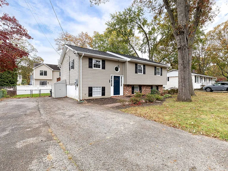 617 Oak Ln — Photo 2