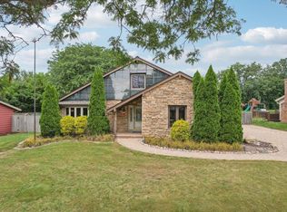 901 Canterbury Ln, Waukesha, WI 53188