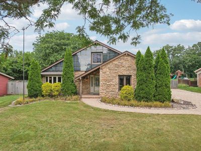 901 Canterbury LANE, Waukesha, WI, 53188