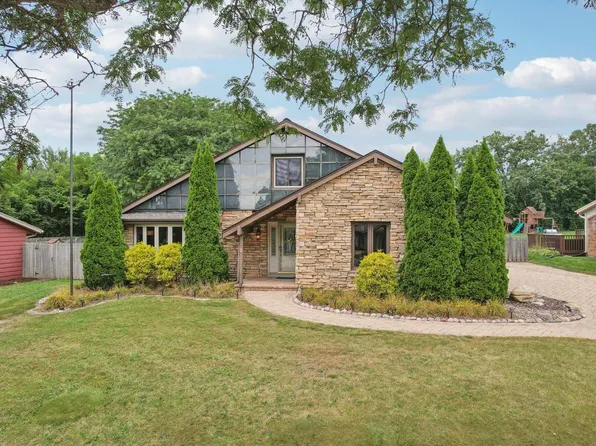 901 Canterbury LANE, Waukesha, WI 53188