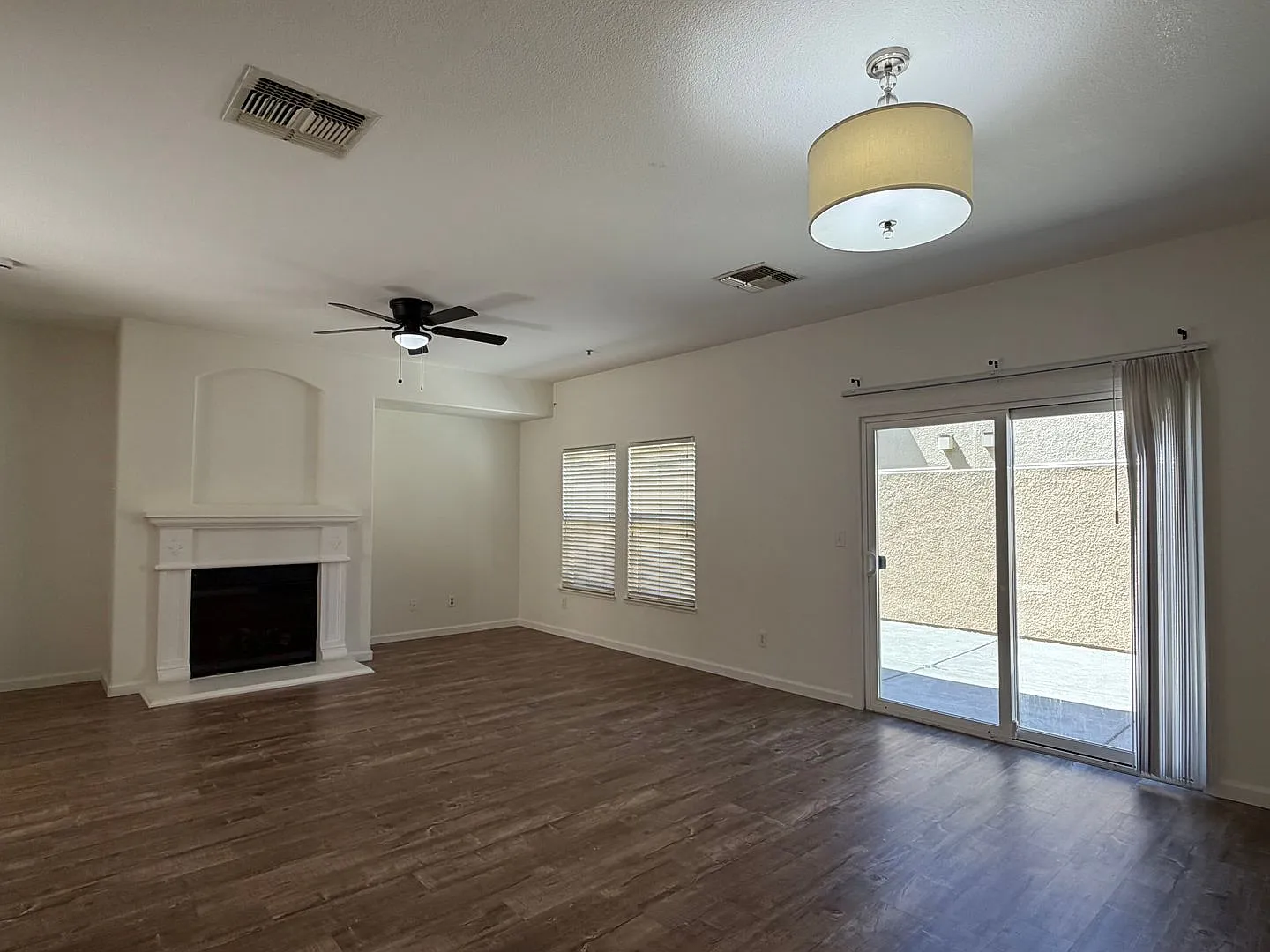 Beautiful 3 Bed Condo With Attached 2 Car Garage In N. Natomas!! — Photo 4