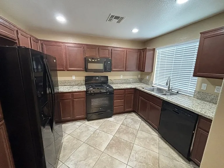 642 W Brewer Rd #122 — Photo 2