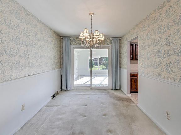 5th image of 9449 Primrose Ln