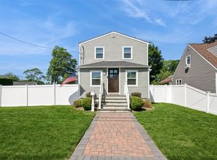 393 S 4th St, Lindenhurst, NY 11757