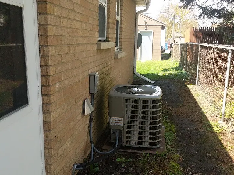 277 N La Salle Ave — Photo 13
