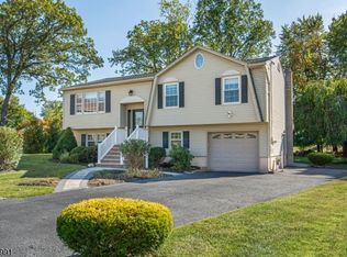 9 Dixon Pl, East Hanover, NJ 07936
