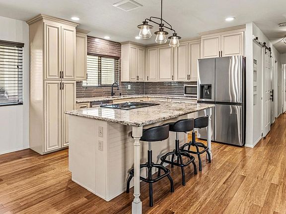 3rd image of 1011 Capistrano Ave