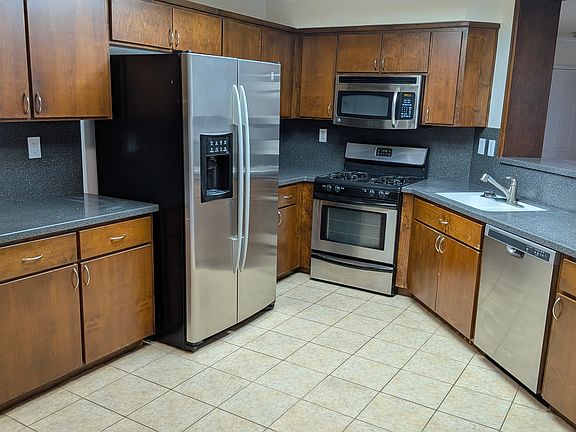 5th image of 604 Pemberton Ln