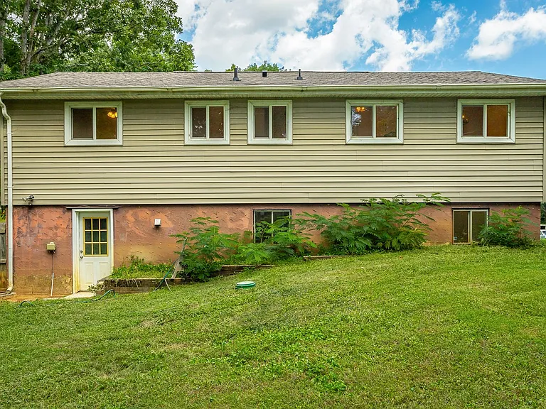1364 Meadowood Dr — Photo 45