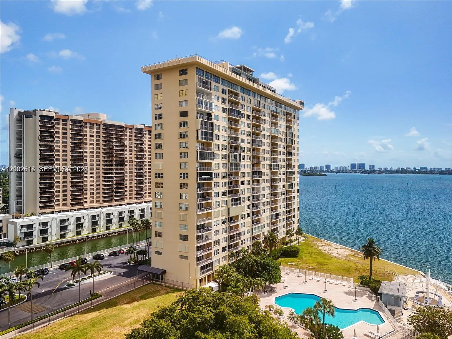 Jockey Club Condo — Photo 1