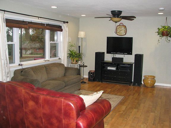 2nd image of 207 Mockingbird Ln