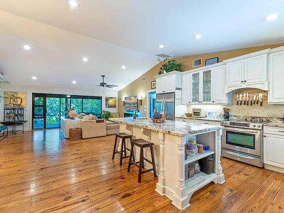 4th image of 304 SW INDIAN GROVES Drive