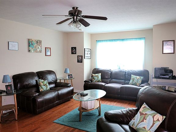 3rd image of 3657 Aurora Dr