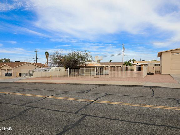 4th image of 2605 Smoketree Ave N