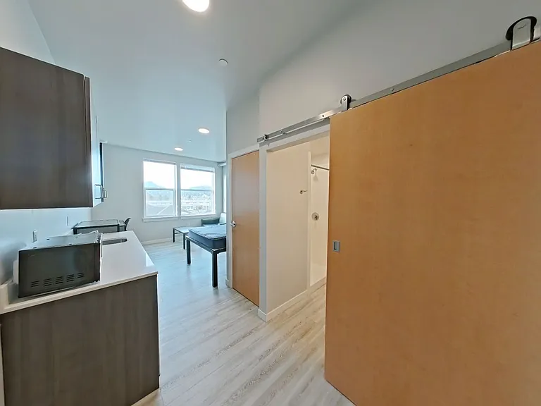 Ferry Street Flats - Modern Studios and Lofted units right by campus! — Photo 33