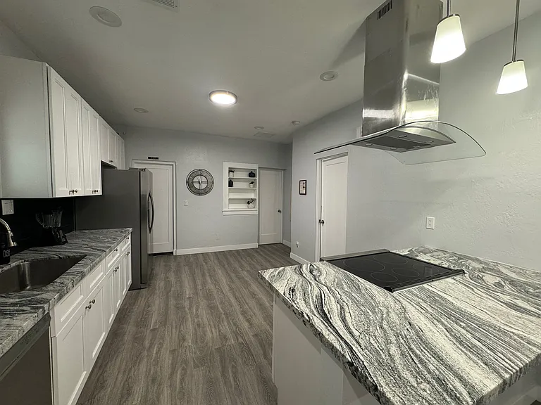2331 N Richland St — Photo 2