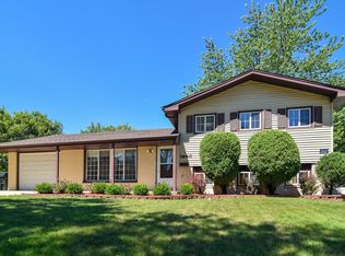 1640 Pierce Rd, Hoffman Estates, IL 60169