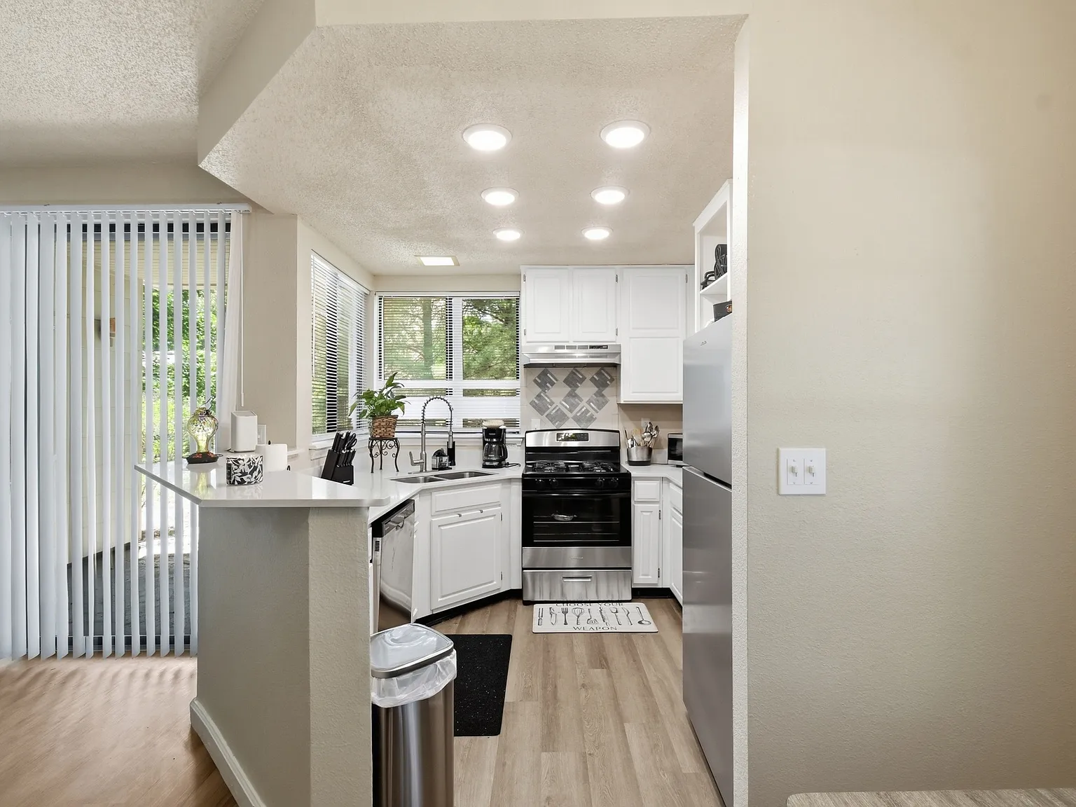 2 bed, 1.5 bath, 1286 sqft, $1,337 — Photo 2