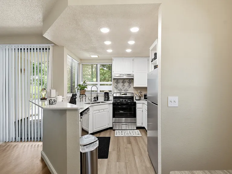 2324 W Newton St — Photo 10