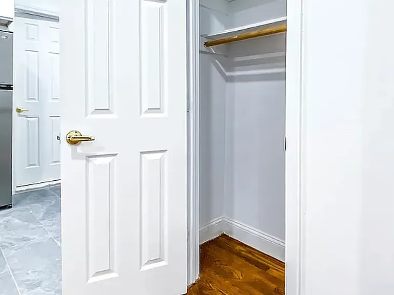 3111 Crescent St #D7 — Photo 10