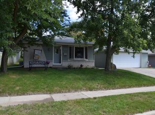 1925 Cardinal Dr, Waukesha, WI 53186