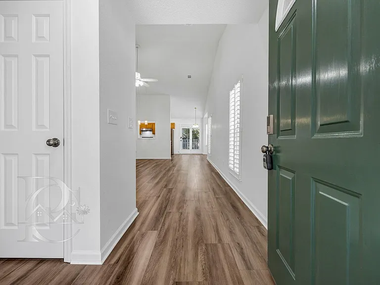 112 Ivy Garden Ln — Photo 3