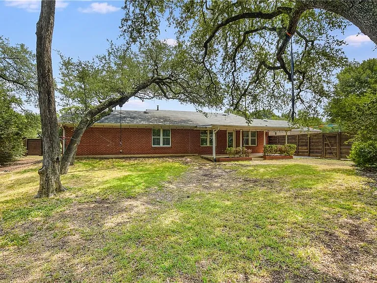 2501 Hancock Dr — Photo 27