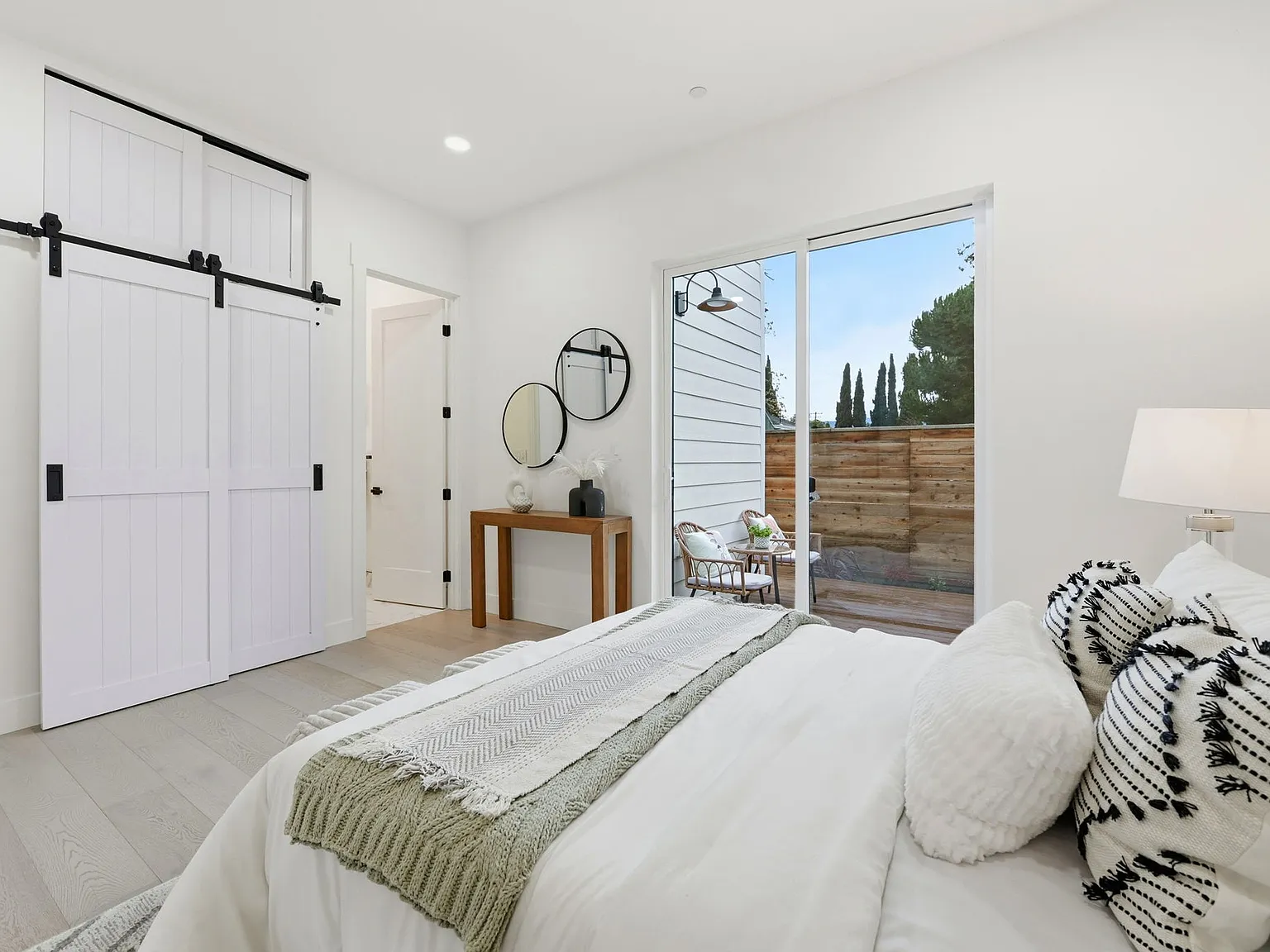 2 bed, 750 sqft, $5,495 — Photo 4