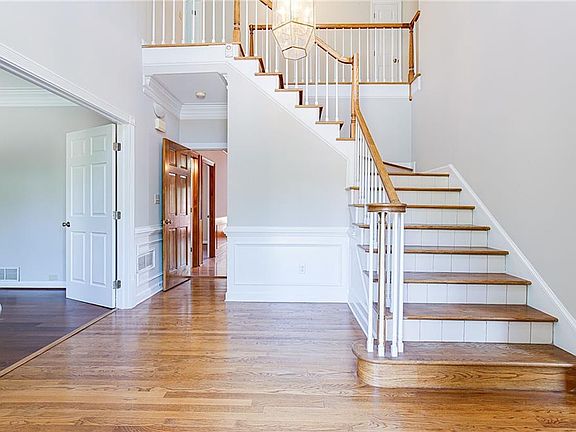 3rd image of 125 Milton Park Ct