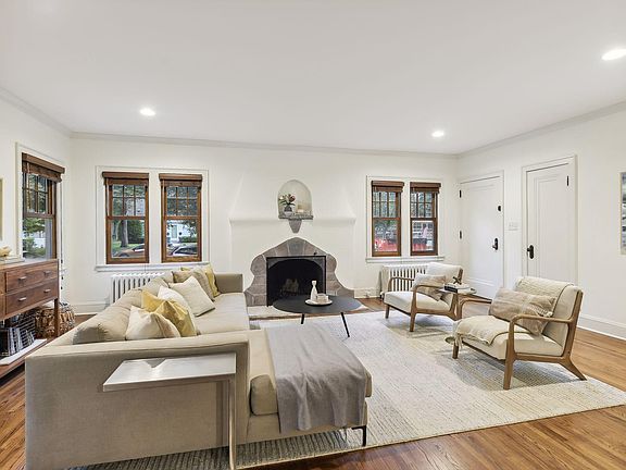 3rd image of 2915 W 43rd St Unit 1