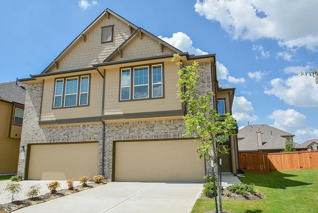 3 bed, 2.5 bath, 1760 sqft, $2,200 — Photo 2