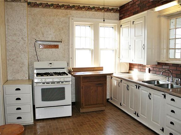 5th image of 681 W Liberty St