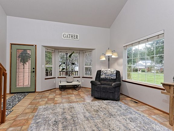 Nice living room as you enter! 