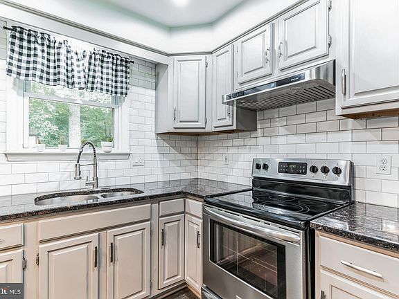 4th image of 12 Hidden Lake Dr