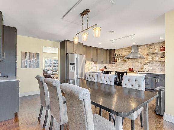 4th image of 321 Carriage Hill Rd